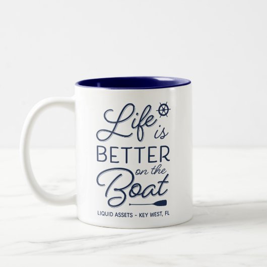 Personalized Life Is Better On The Boat Zweifarbige Tasse (Links)