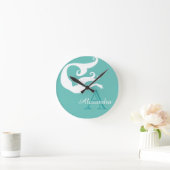 Personalized Mermaid White Teal blue monogrammed R Runde Wanduhr (Zuhause)