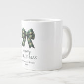 Personalized Merry Christmas | Green Plaid Bow Jumbo-Tasse (Vorderseite Rechts)