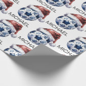 Personalized Merry Christmas Soccer Ball Santa Geschenkpapier (Ecke)