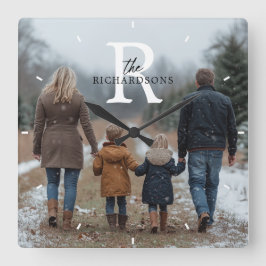 Personalized Minimalist Monogram Name Family Photo Quadratische Wanduhr