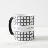 Personalized Modern Black and White Rattan Pattern Verwandlungstasse (Vorderseite Links)