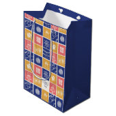 Personalized Modern Hand-Drawn Colorful New Year Mittlere Geschenktüte (Vorderseite Schrägansicht)