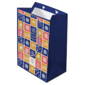 Personalized Modern Hand-Drawn Colorful New Year Mittlere Geschenktüte (Rückseite Schrägansicht)