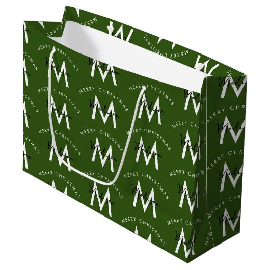 Personalized Modern Merry Christmas Green Monogram Große Geschenktüte (Vorderseite Schrägansicht)