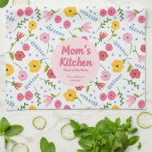 Personalized Mom’s Kitchen Floral Family Name Geschirrtuch (Gefaltet)