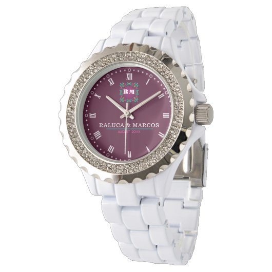 Personalized Monogram Couples Timeless De Burgundy Armbanduhr (Schrägansicht)