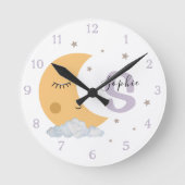Personalized Moon & Stars Nursery Clock Lavender Runde Wanduhr (Vorderseite)