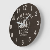 Personalized Mountain Retreat Rustic Wooden Forest Große Wanduhr (Winkel)