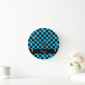 Personalized name black and light blue checkers runde wanduhr (Zuhause)