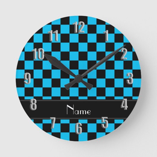 Personalized name black and light blue checkers runde wanduhr (Vorderseite)