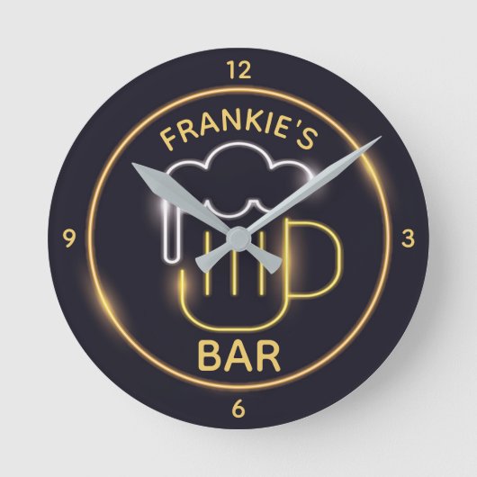 Personalized NAME Man Cave Beer Custom Neon Bar Runde Wanduhr (Vorderseite)