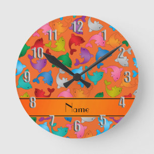 Personalized name orange rainbow dolphins runde wanduhr