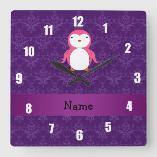Personalized name pink penguin purple damask quadratische wanduhr