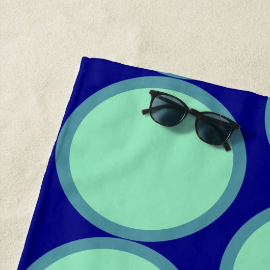 Personalized Navy Mint Polka Dot Pattern Modern  Strandtuch (Beispiel)