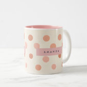 Personalized Pastel Peach & Blush Polka Dot Zweifarbige Tasse (VorderseiteRechts)