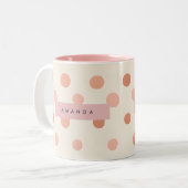 Personalized Pastel Peach & Blush Polka Dot Zweifarbige Tasse (Vorderseite Links)