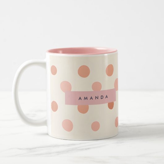 Personalized Pastel Peach & Blush Polka Dot  Zweifarbige Tasse (Links)