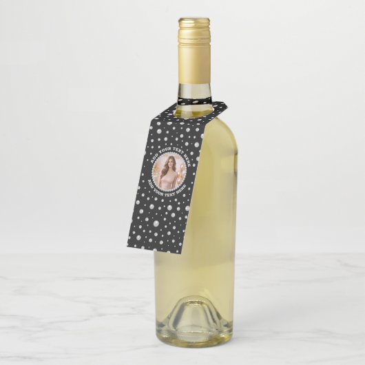 Personalized Photo with Pearls Circle on Black Flaschenanhänger (Angewinkelt)