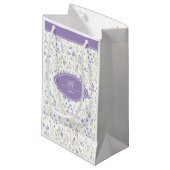 Personalized Purple Wildflower Monogram Kleine Geschenktüte (Vorderseite Schrägansicht)
