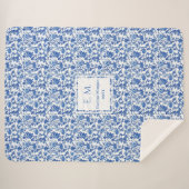 Personalized Royal Blue Floral Toile Cozy Blanket Sherpadecke (Vorderseite (Horizontal))