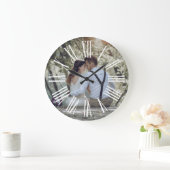 Personalized Rustic Wedding Couple Photo Große Wanduhr (Zuhause)