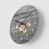 Personalized Rustic Wood And Pink Floral Kitchen Runde Wanduhr (Winkel)