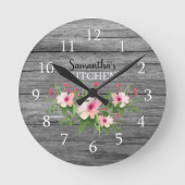 Personalized Rustic Wood And Pink Floral Kitchen Runde Wanduhr (Vorderseite)