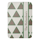 Personalized Sage Green Taupe Triangle Modern Chic Badematte (Vorderseite Vertikal)