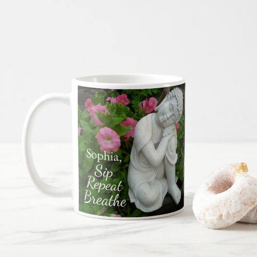 Personalized Sip Breathe Repeat Buddha Zen Name Kaffeetasse (Mit Donut)