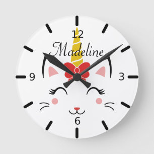 Personalized Smiling Caticorn With Bow Runde Wanduhr