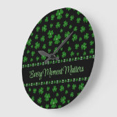 Personalized St. Patrick’s Day Shamrock on Black Große Wanduhr (Winkel)