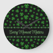 Personalized St. Patrick’s Day Shamrock on Black Große Wanduhr (Vorderseite)