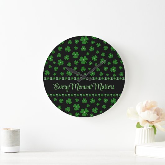 Personalized St. Patrick’s Day Shamrock on Black Große Wanduhr (Zuhause)