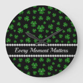 Personalized St. Patrick’s Day Shamrock with Pearl Große Wanduhr (Vorderseite)