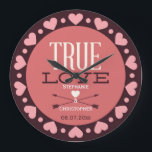 Personalized True Love Wedding Gift Große Wanduhr<br><div class="desc">Personalized custom wall clock wedding gift / favor with a cute True Love typology text design vector illustration. An adorable, stylish badge with a border of love hearts in pink and white colors on a brown background. Chic, classy, romantic custom gift for the bride and groom on their wedding day....</div>