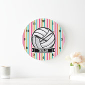 Personalized Volleyball on Colorful Stripes Große Wanduhr (Zuhause)