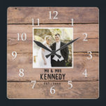 Personalized Wedding Foto von Anniversary Rustic W Quadratische Wanduhr<br><div class="desc">Einmalige Anniversary Clock to personalize with Foto,  name and established year. The rustic wedding clock with a barn wood effect makes a great gift for weddings,  anniversaries und new home housewarming.</div>