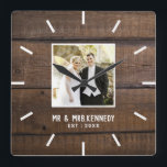 Personalized Wedding Photo Anniversary Barnwood Quadratische Wanduhr<br><div class="desc">Unique anniversary clock to personalize with couple photo,  name and established year. The rustic wedding clock with a barn wood effect  makes a great gift for weddings, anniversaries,  and new home housewarming.</div>