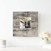 Personalized Wedding Photo Anniversary Rustic Wood Quadratische Wanduhr (Zuhause)