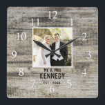 Personalized Wedding Photo Anniversary Rustic Wood Quadratische Wanduhr<br><div class="desc">Unique anniversary clock to personalize with couple photo,  name and established year. The rustic wedding clock with a barn wood effect  makes a great gift for weddings, anniversaries,  and new home housewarming.</div>