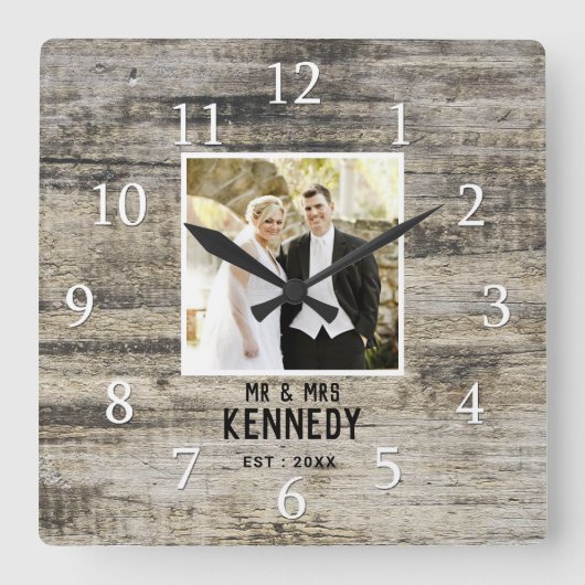 Personalized Wedding Photo Anniversary Rustic Wood Quadratische Wanduhr (Vorderseite)