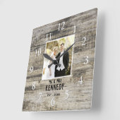 Personalized Wedding Photo Anniversary Rustic Wood Quadratische Wanduhr (Winkel)