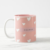 Personalized White Heart Pattern on Blush Zweifarbige Tasse (Links)