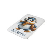 Personalized Winter Penguin Football Kid Badematte (Schrägansicht)
