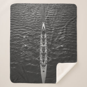 PERSONEN, DIE AUF DEM BOOT DES WASSERKÖRPERS FAHR SHERPADECKE