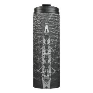 PERSONEN, DIE AUF DEM BOOT DES WASSERKÖRPERS FAHRE THERMOSBECHER