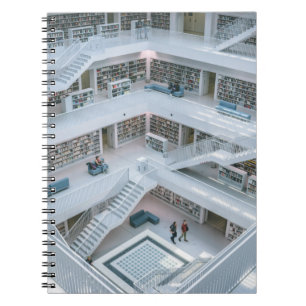 PERSONEN, DIE INNERHALB DER BIBLIOTHEK GEHEN NOTIZBLOCK