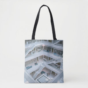 PERSONEN, DIE INNERHALB DER BIBLIOTHEK GEHEN TASCHE