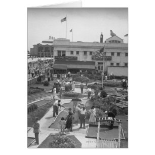 Personen, die Minigolf mit Blick auf B&W spielen